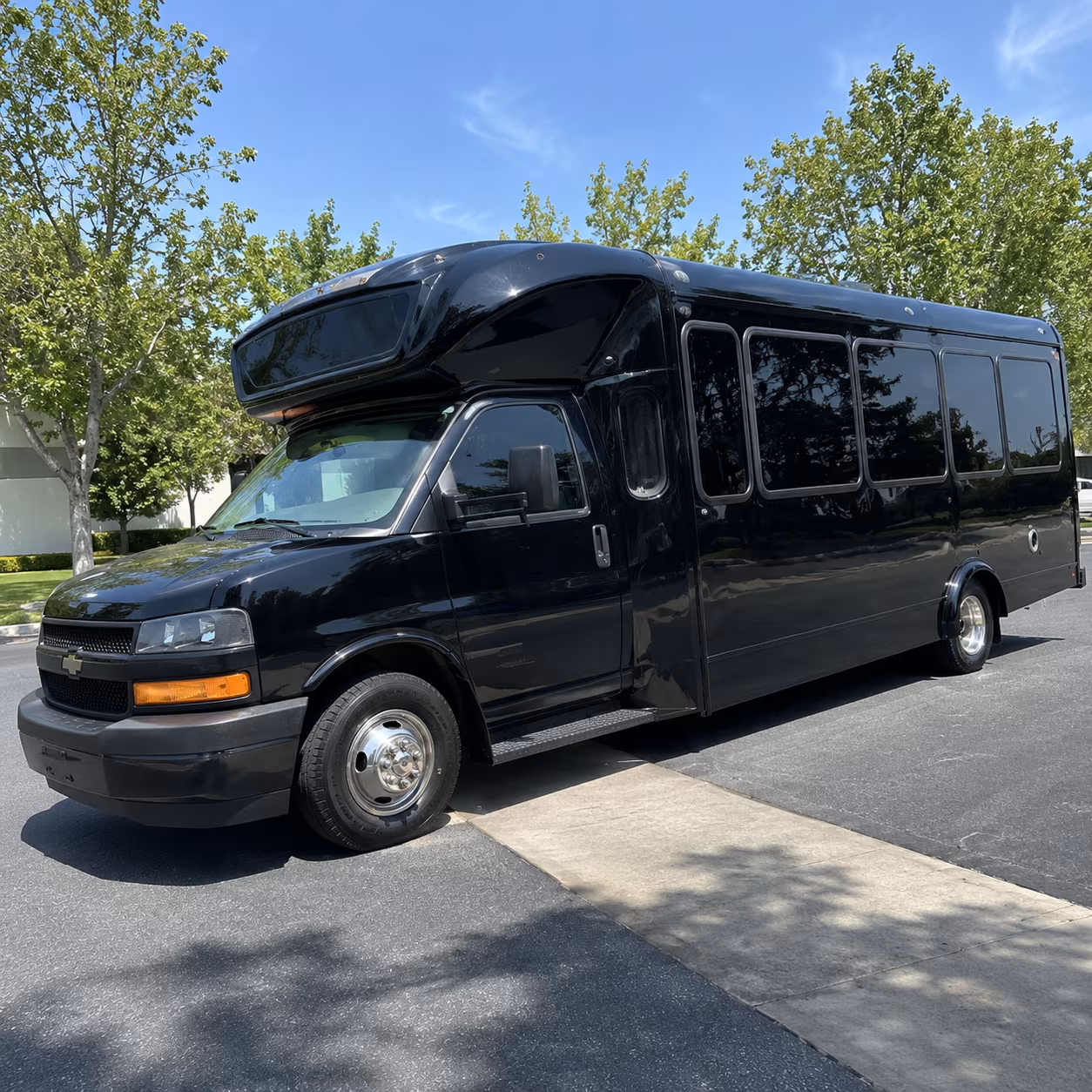 campbell 15 passenger party bus